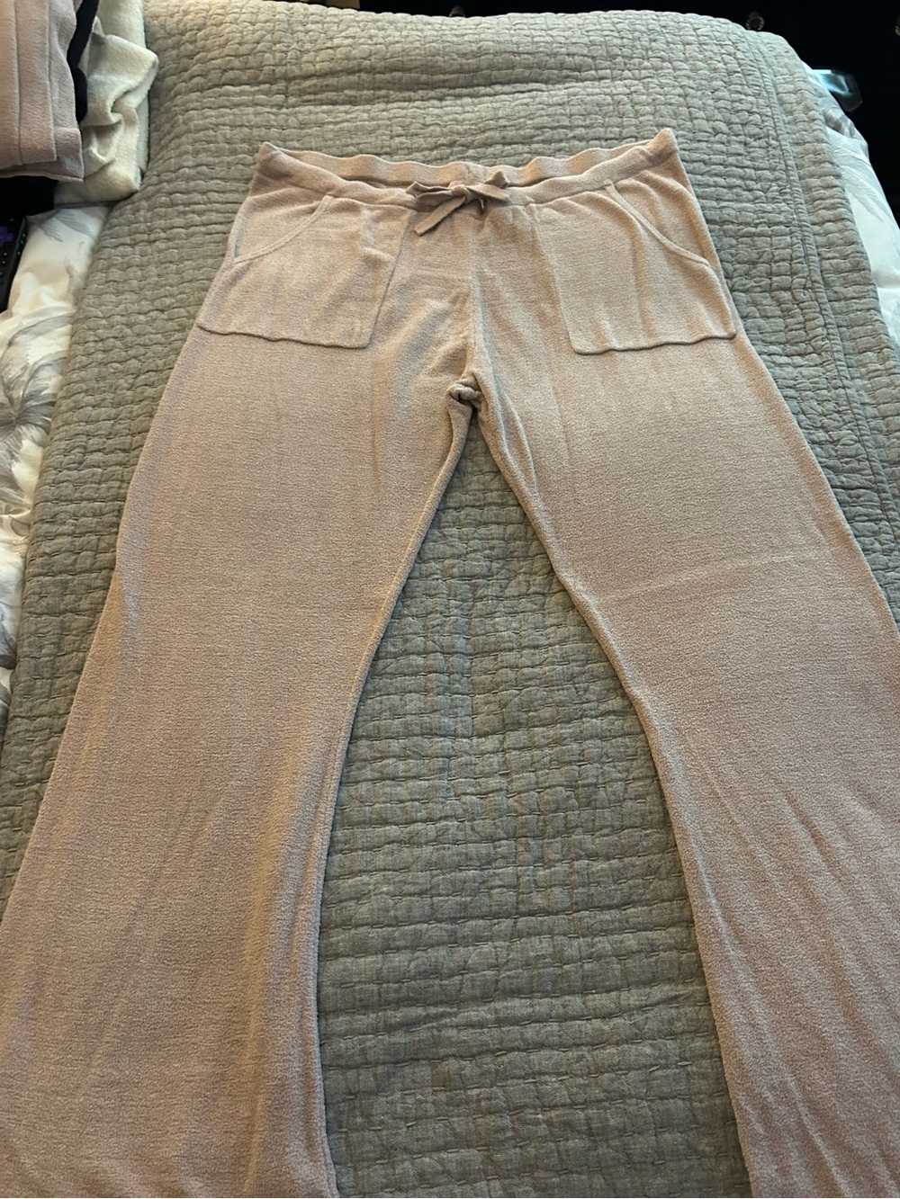 Women’s Barefoot Dreams Lounge Pant in XL in Beach Rock